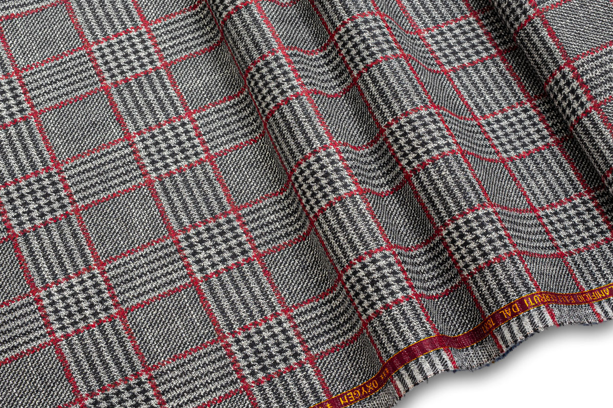 malli-metaksi-yfasma-italias-aspro-mauro-kokkino-chroma-karo-motibo