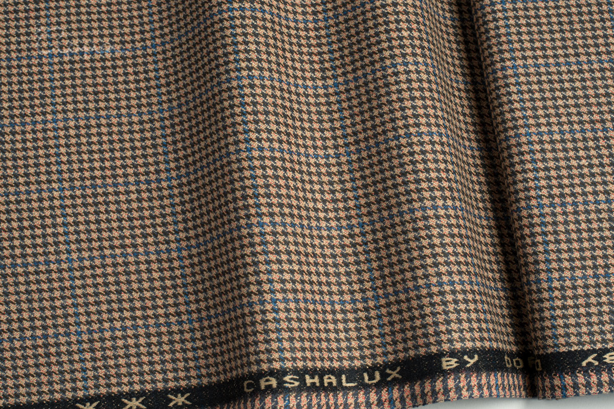 malli-cashmere-yfasma-agglia-mpez-kafe-ladi-mple-kokkino-chroma-overcheck-houndstooth-motibo