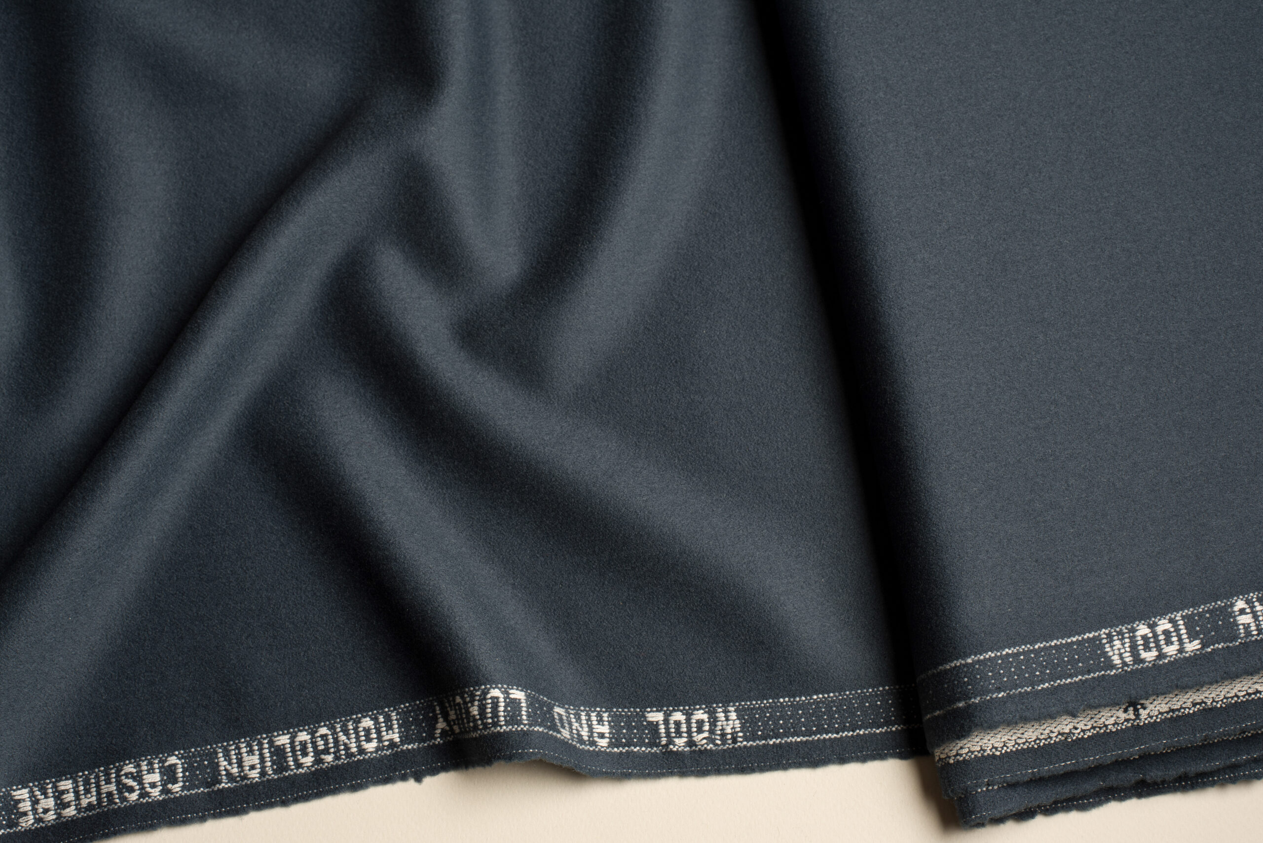 malli-cashmere-yfasma-agglia-mple-raf-chroma-monochromo
