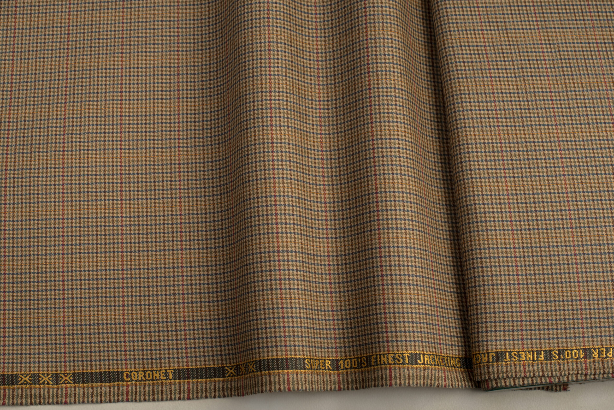 olonallo-yfasma-agglia-mpez-mple-ladi-kokkino-kafe-kitrino-chroma-petit-karo-motibo