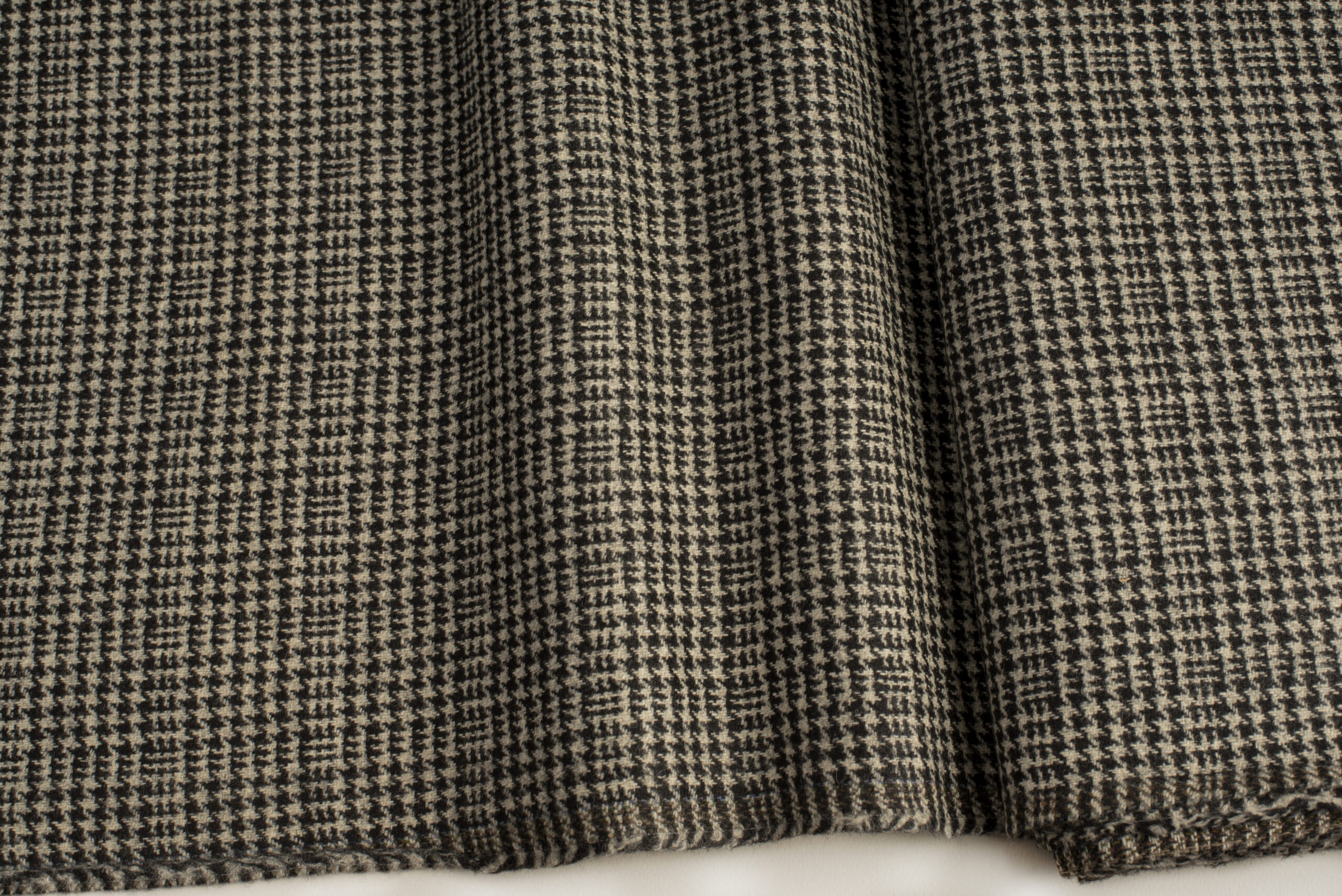 olomallo-yfasma-agglias-leyko-mayro-chroma-pied-de-poule-motibo